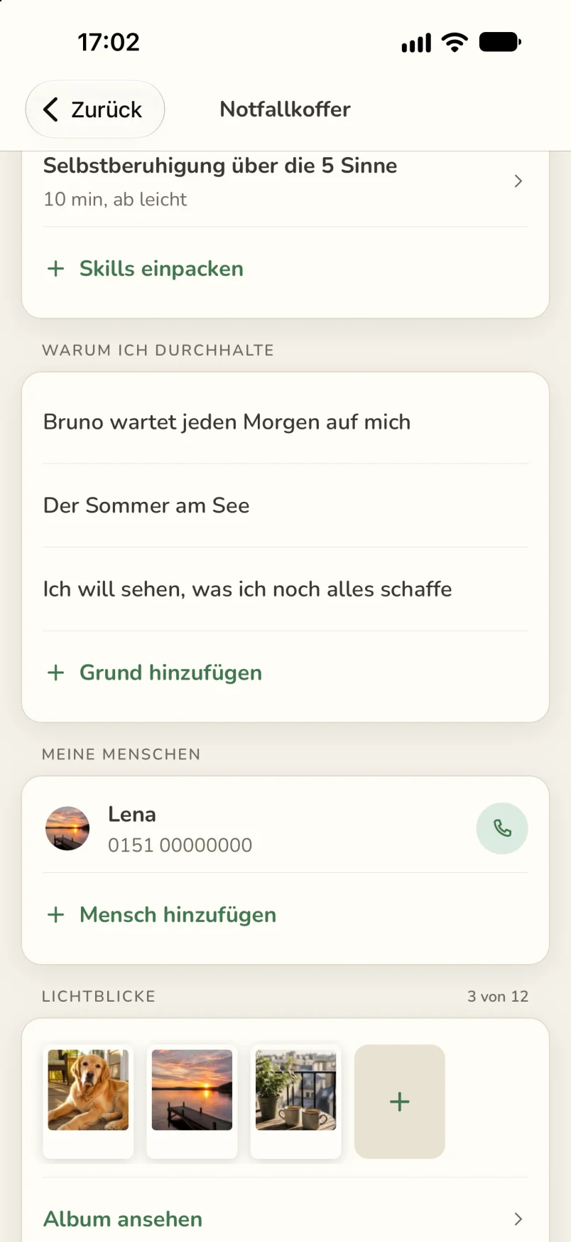 Screenshot: Notfallkoffer, etwas nach unten geblättert: der Notfall-Skill „Selbstberuhigung über die 5 Sinne“ mit „Skills einpacken“, „Warum ich durchhalte“ mit drei eigenen Gründen wie „Bruno wartet jeden Morgen auf mich“, „Meine Menschen“ mit Lena und ihrem Foto, dann die Lichtblicke, 3 von 12, als Reihe aus drei Bildern: Bruno auf der Veranda, der See am Abend und Tee auf dem Balkon, darunter „Album ansehen“
