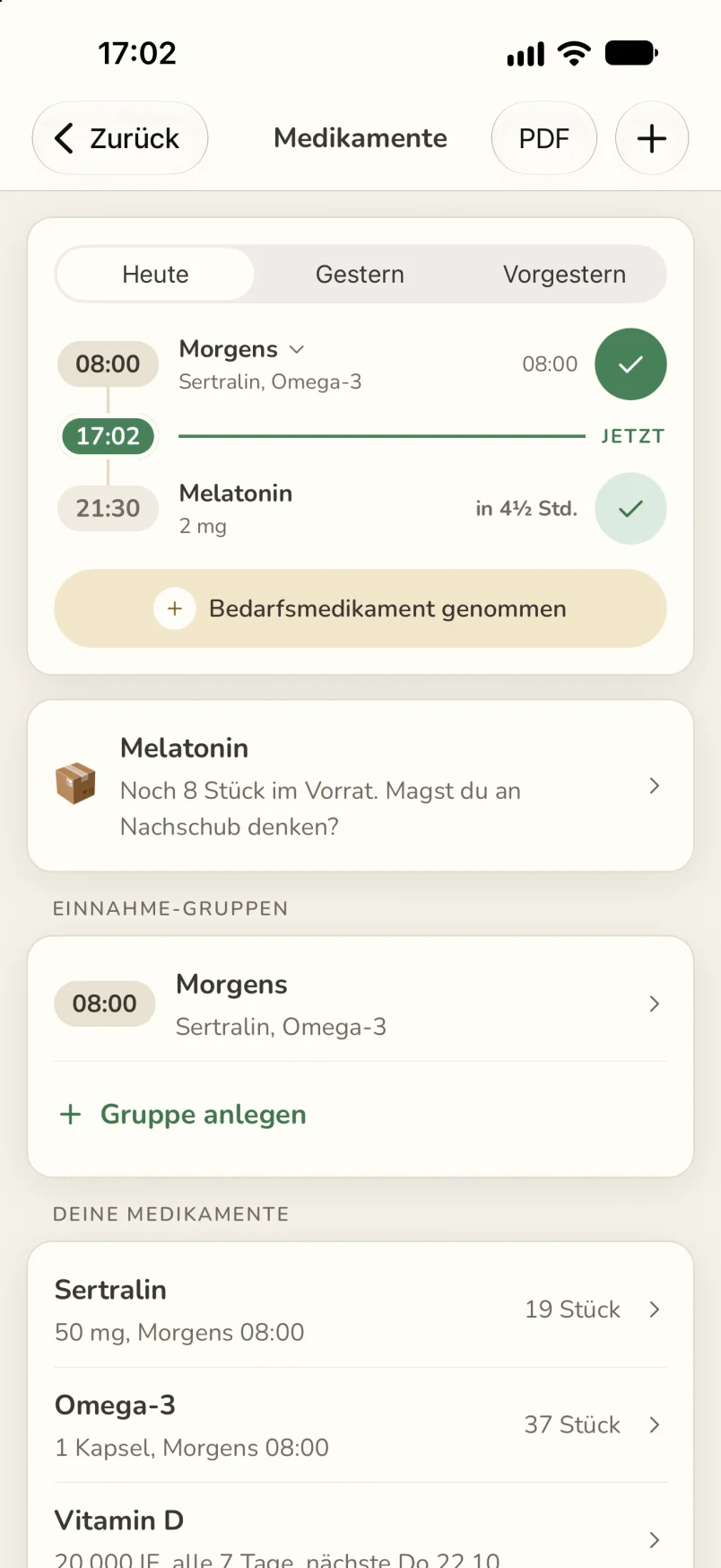 Screenshot: Medikamente mit „PDF“ und „+“ oben rechts, der Wahl „Heute, Gestern, Vorgestern“, dem Tagesstrahl mit der Gruppe „Morgens“ (Sertralin und Omega-3) um 8 Uhr, genommen, der Linie für jetzt und Melatonin um 21:30, einem Knopf für Bedarfsmedikamente, dem Hinweis „Melatonin: Noch 8 Stück im Vorrat. Magst du an Nachschub denken?“, den Einnahme-Gruppen mit „Morgens“ und darunter „Deine Medikamente“: Sertralin und Omega-3 in der Gruppe Morgens um 8 Uhr mit 19 und 37 Stück Vorrat, Vitamin D alle 7 Tage mit der nächsten Einnahme