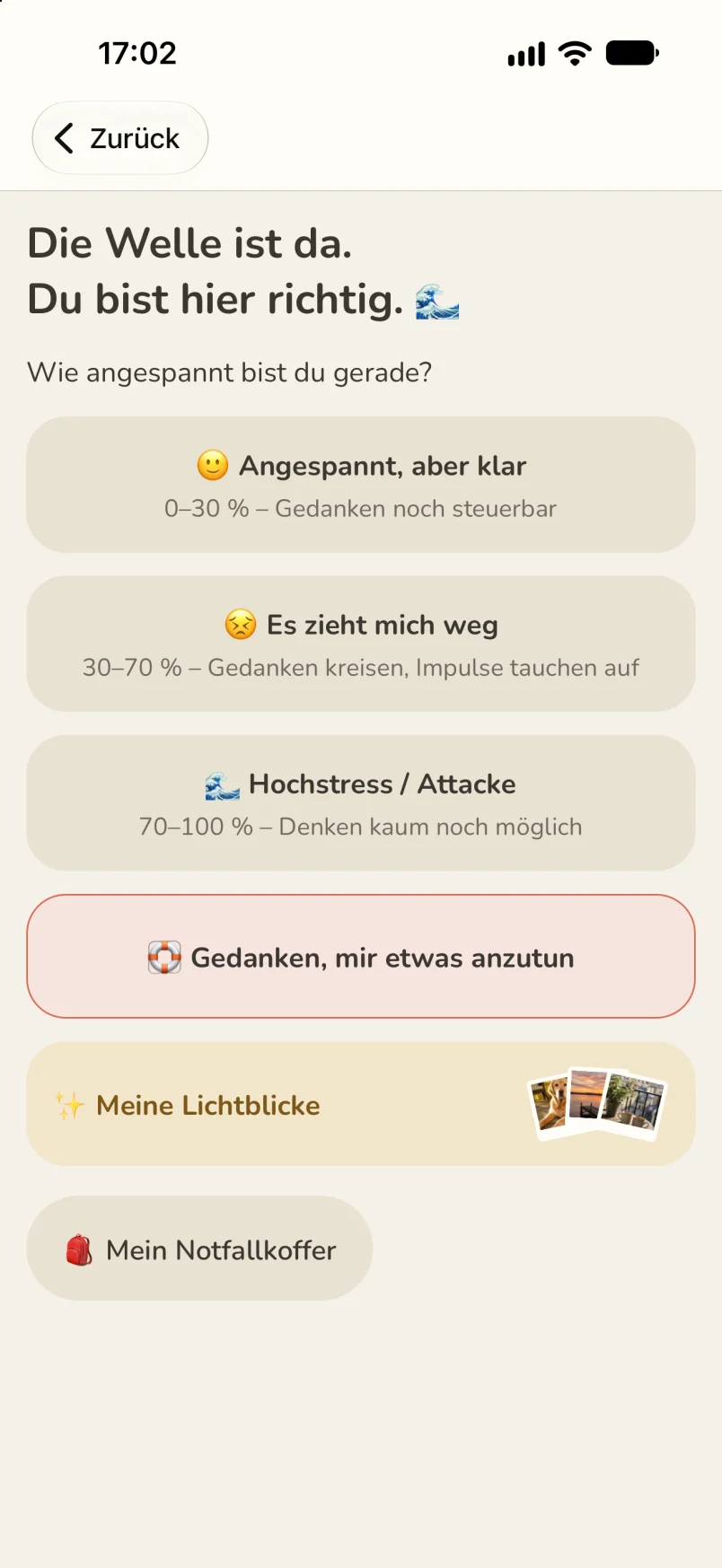 Screenshot: Notfallmodus mit „Die Welle ist da. Du bist hier richtig.“, der Frage „Wie angespannt bist du gerade?“, drei Stufen von „Angespannt, aber klar“ über „Es zieht mich weg“ bis „Hochstress / Attacke“, dem Weg „Gedanken, mir etwas anzutun“, dem goldenen Knopf „Meine Lichtblicke“ mit drei kleinen Fotos und „Mein Notfallkoffer“
