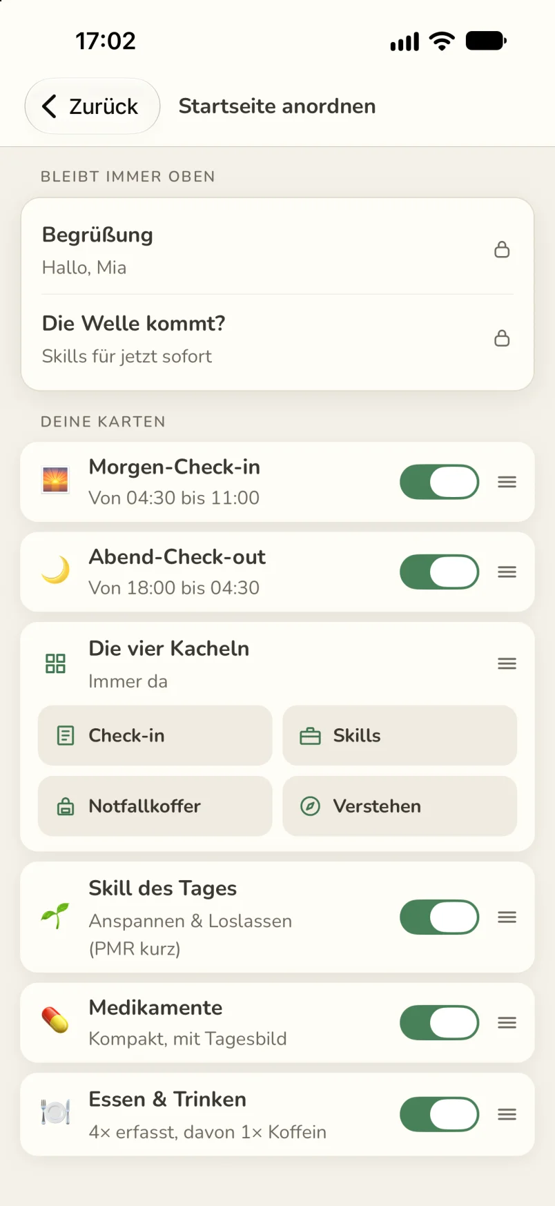 Screenshot: „Startseite anordnen“. Begrüßung und „Die Welle kommt?“ bleiben immer oben, darunter „Deine Karten“ mit Schaltern und Griffen zum Verschieben: Morgen-Check-in, Abend-Check-out, die vier Kacheln Check-in, Skills, Notfallkoffer und Verstehen, Skill des Tages, Medikamente und Essen & Trinken