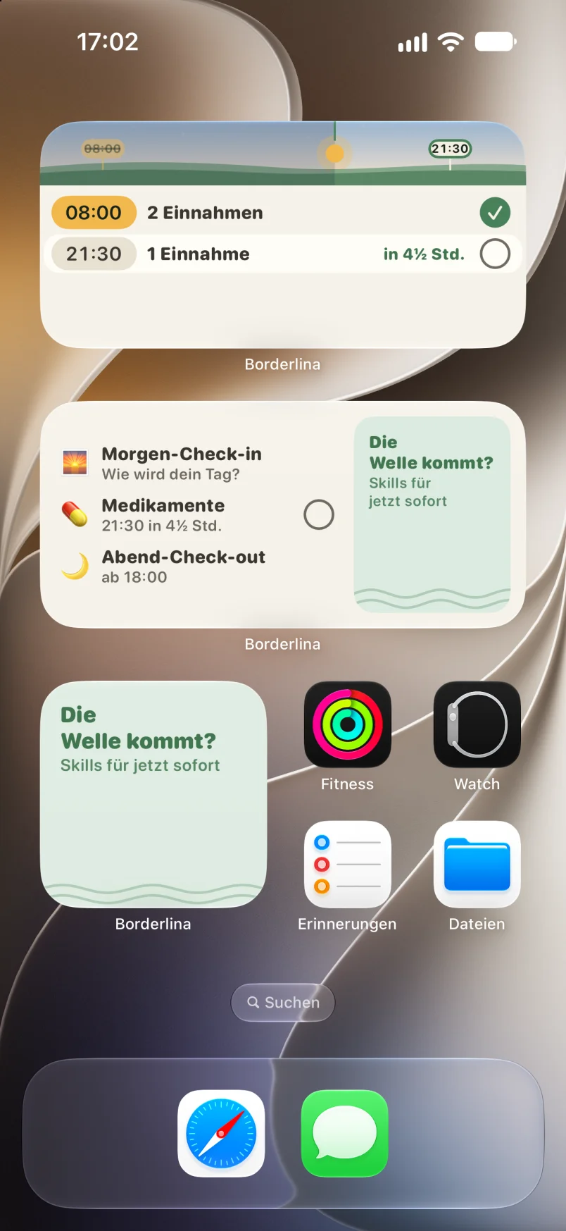 Screenshot: der Home-Bildschirm des iPhones mit drei Borderlina-Widgets. Oben die Medikamente mit dem Tagesbild, 8 Uhr mit 2 Einnahmen abgehakt und 21:30 mit 1 Einnahme in 4½ Stunden, darunter „Dein Tag“ mit Morgen-Check-in, Medikamenten und Abend-Check-out ab 18 Uhr samt der Fläche „Die Welle kommt?“, und als kleines Widget „Die Welle kommt? Skills für jetzt sofort“